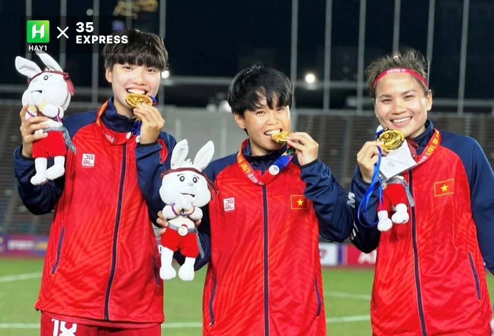 Ngân Thị Vạn Sự (ở giữa) cùng các đồng đội giành HCV bóng đá nữ SEA Games 32