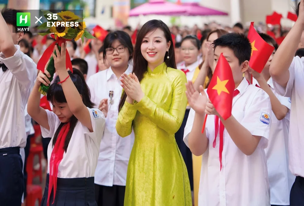 Cư dân mạng dành nhiều lời khen cho nhan sắc xinh đẹp của nữ giáo viên Nguyễn Mỹ Linh
