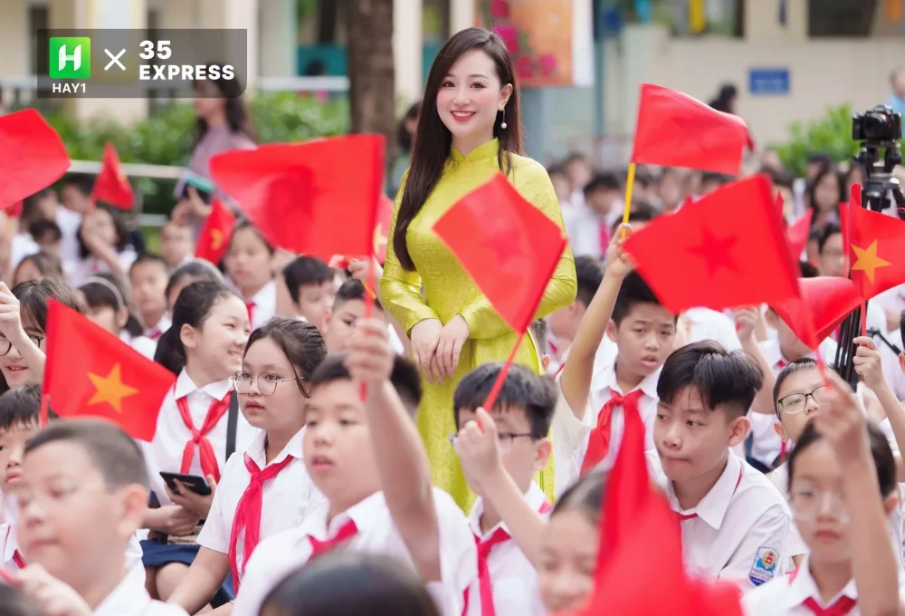 Nữ giáo viên Nguyễn Mỹ Linh với tà áo dài thướt tha chiếm spotlight trong ngày khai giảng