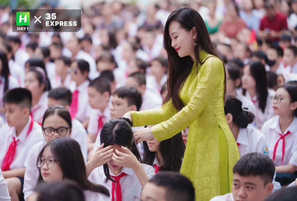 Khoảnh khắc cô giáo Nguyễn Mỹ Linh ân cần chăm sóc học sinh nhận về ngàn lượt thả tim