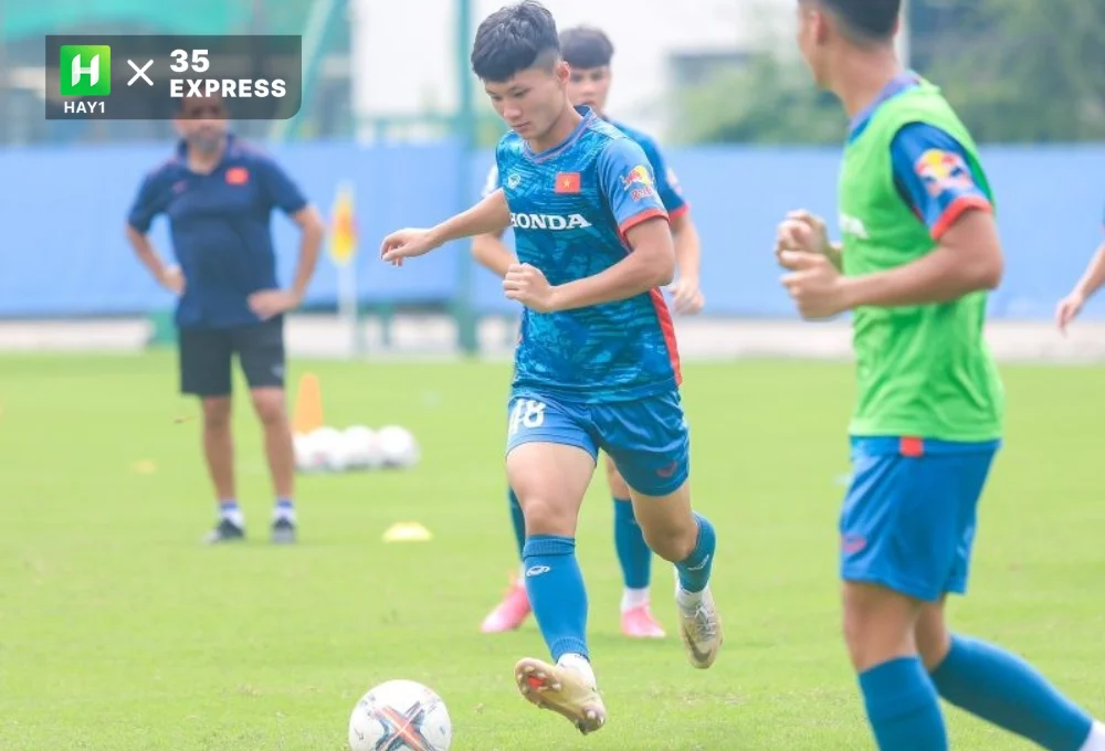 Nguyễn Thái Quốc Cường cố gắng thể hiện mình trước HLV Troussier