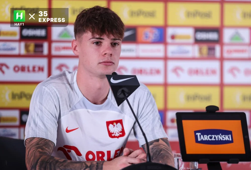 Nam cầu thủ Nicola Zalewski tại một buổi họp báo