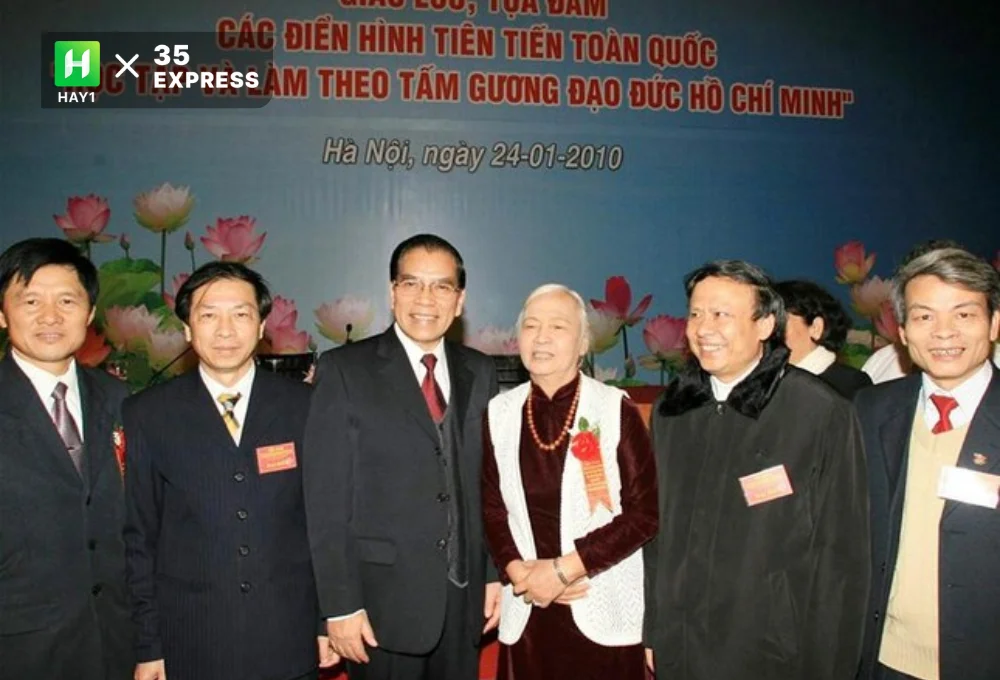 Tổng Bí thư Nông Đức Mạnh (thứ 3 từ trái sang phải) với các điển hình tiên tiến toàn quốc