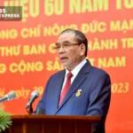 Nông Đức Mạnh - Nguyên Tổng Bí thư nhận Huy hiệu Đảng