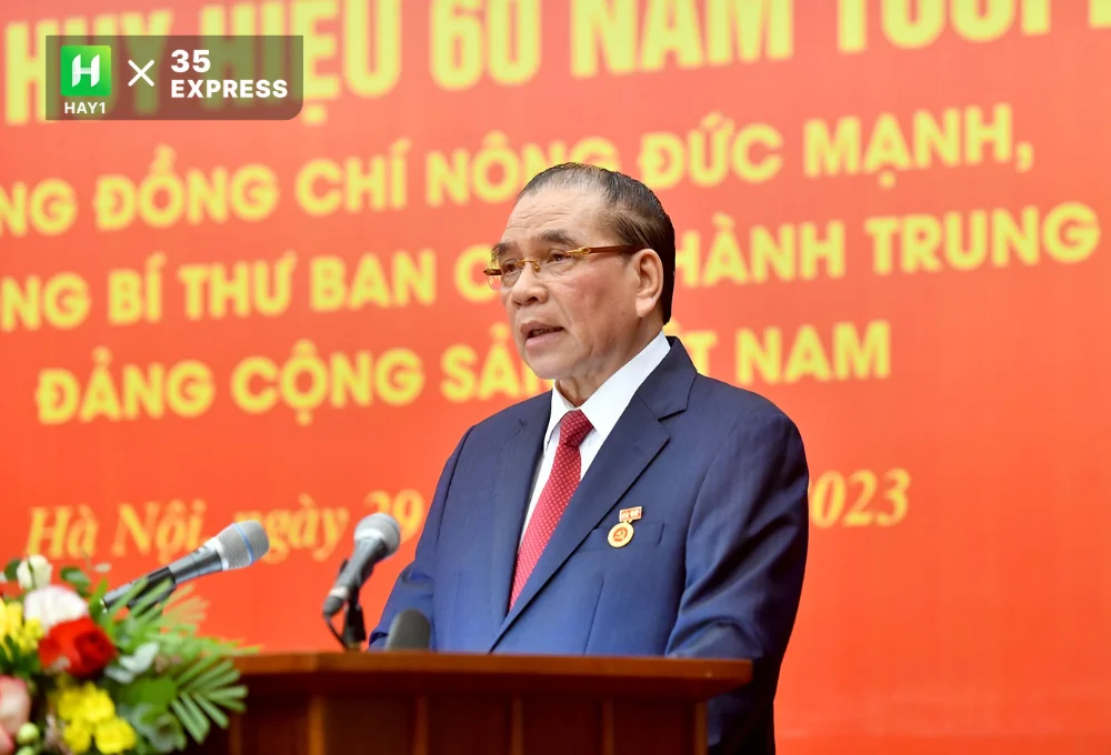 Nông Đức Mạnh - Nguyên Tổng Bí thư nhận Huy hiệu Đảng