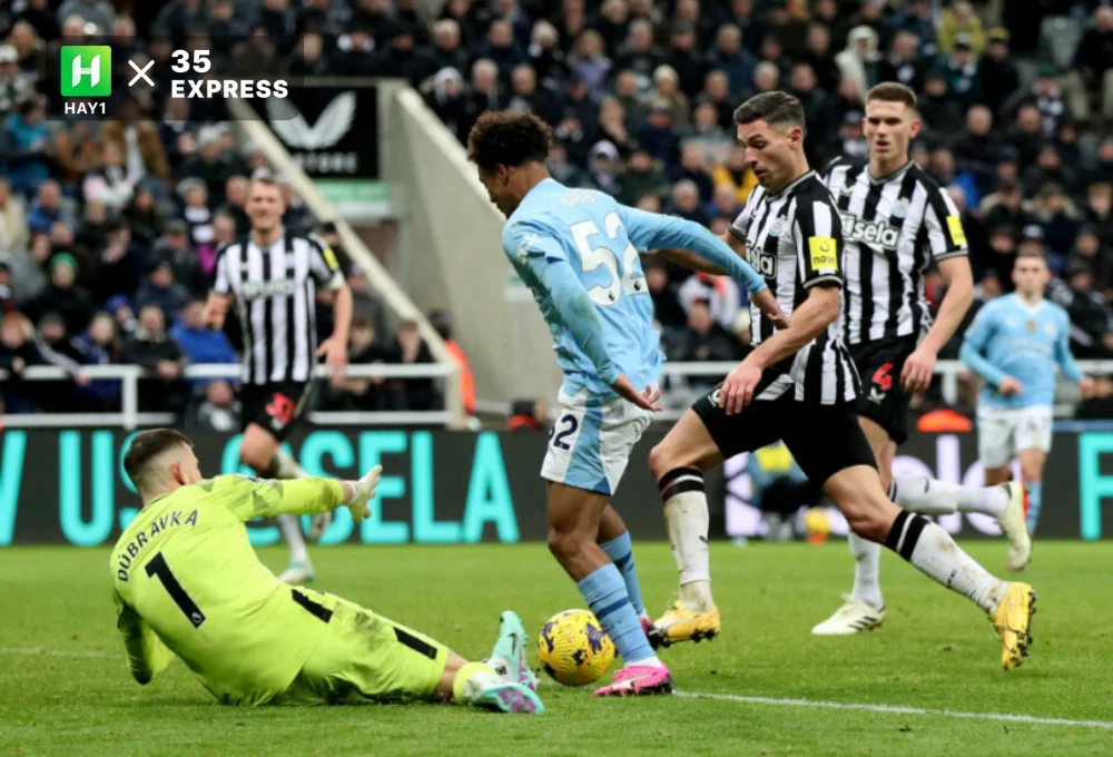 Oscar Bobb và pha xử lý "lạnh như kem" trước khung thành Newcastle