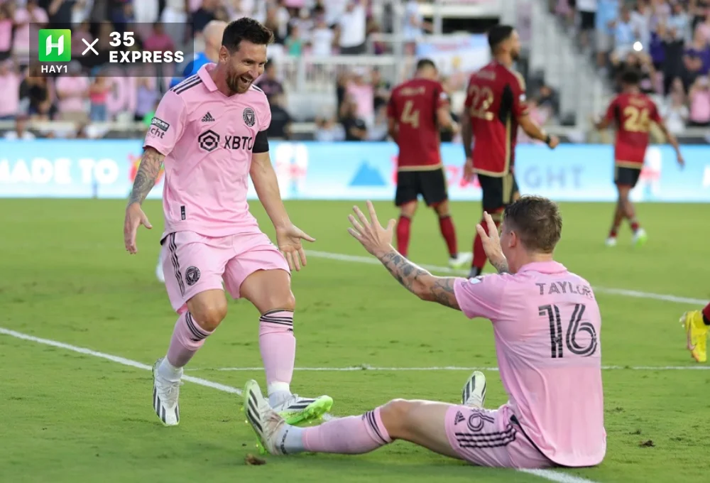 Robert Taylor (phải) thường xuyên ăn mừng cùng Messi