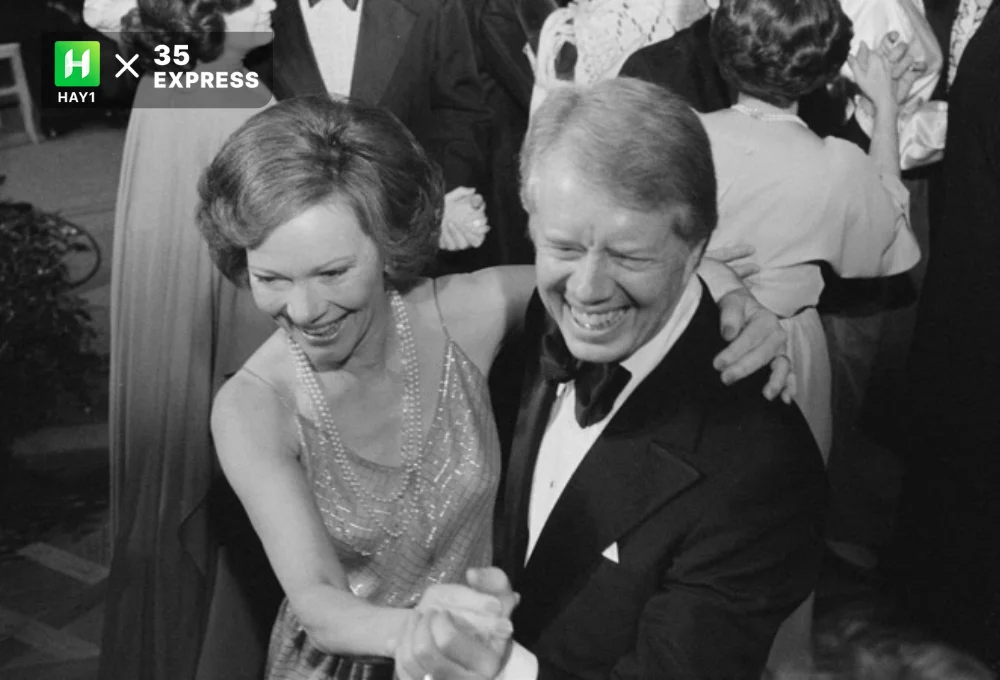 Tổng thống Jimmy Carter và đệ nhất phu nhân Rosalynn Carter khiêu vũ tại Nhà Trắng năm 1978