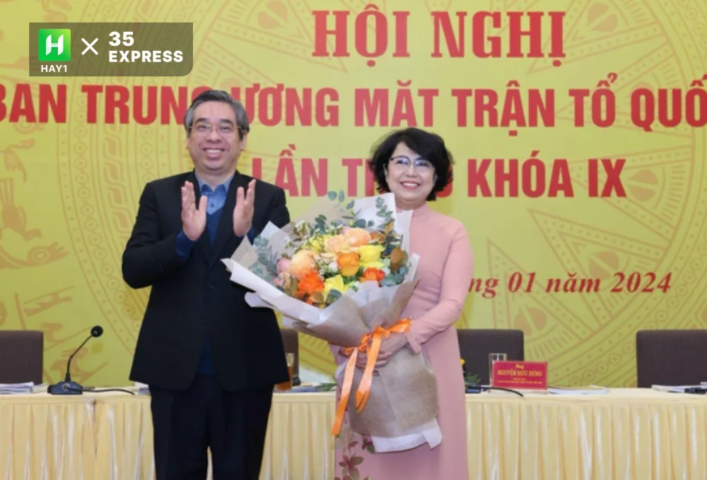 Phó bí thư Thành ủy TP.HCM Nguyễn Phước Lộc tặng hoa chúc mừng bà Tô Thị Bích Châu