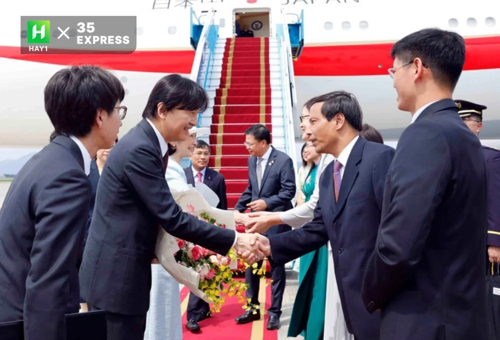 Hoàng thái tử Akishino và Công nương Kiko đến sân bay Nội Bài