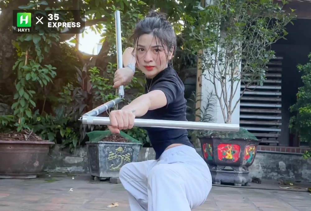 Chăm chỉ luyện tập võ thuật từ năm 15 tuổi với những môn thể thao "hạng nặng" như kickboxing hay vovinam, Bông Trần từng mang về nhiều thành tích cho võ thuật TP. Móng Cái