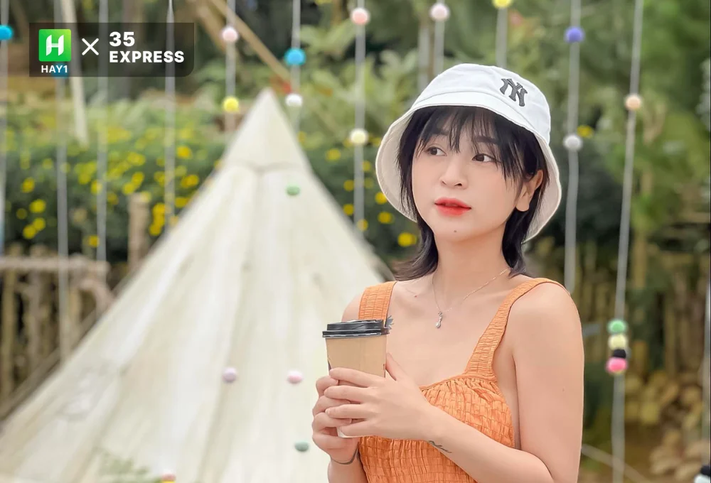 Bông Trần từng làm mưa làm gió trên mạng xã hội với những clip múa côn nhị khúc đầy điêu luyện