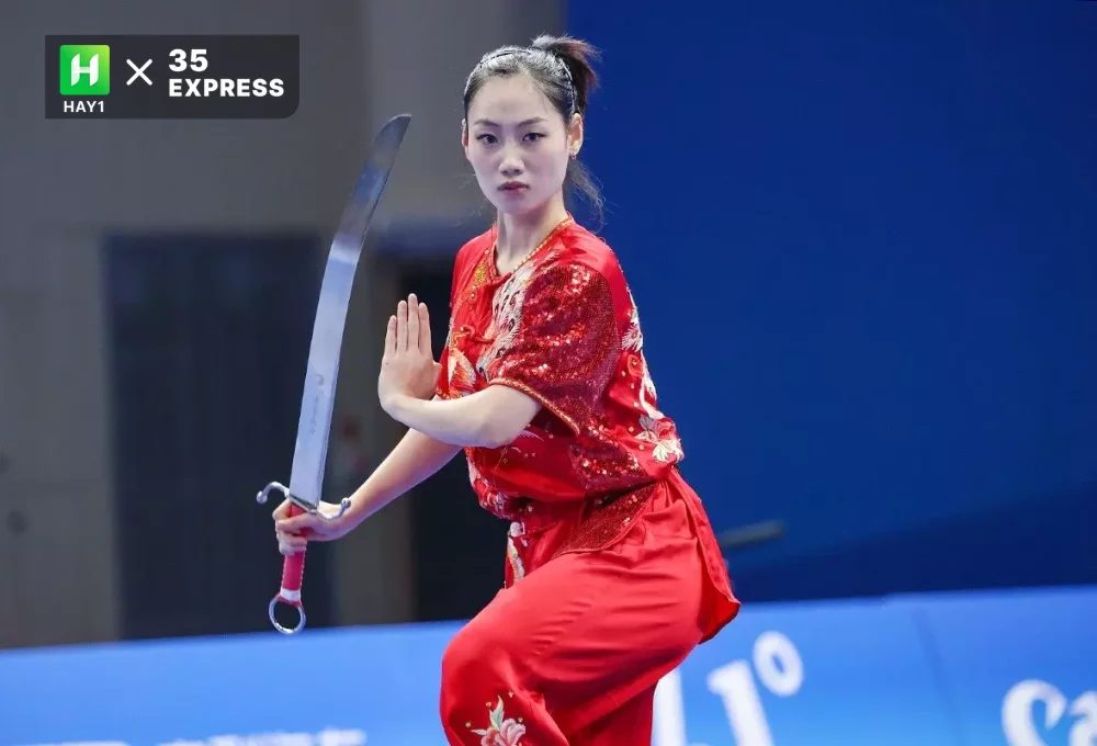 Vận động viên Đặng Trần Phương Nhi của tuyển wushu Việt Nam