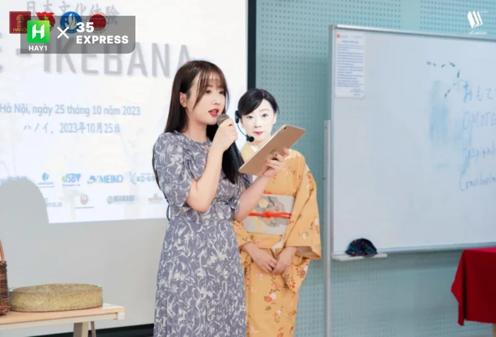 Cô Đinh Sao Mai trong quá trình giảng dạy tại trường Đại học Hà Nội