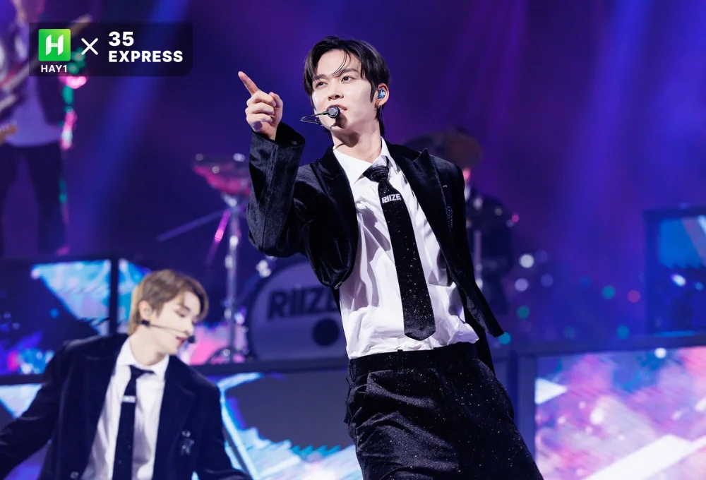 Nam idol Eunseok với vẻ ngoài rực rỡ khi biểu diễn trên sân khấu