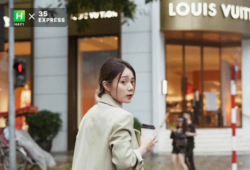 Vlogger Gà Tây Tây được biết đến là một rich kid qua các video shopping lên đến hàng tỷ đồng