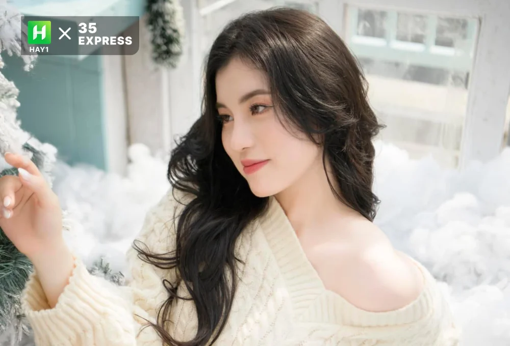 Cô nàng Lăng Thùy Linh thường xuyên chia sẻ cuộc sống đời tư và những bộ trang phục nóng bỏng trên mạng xã hội, khoe thân hình nuột nà
