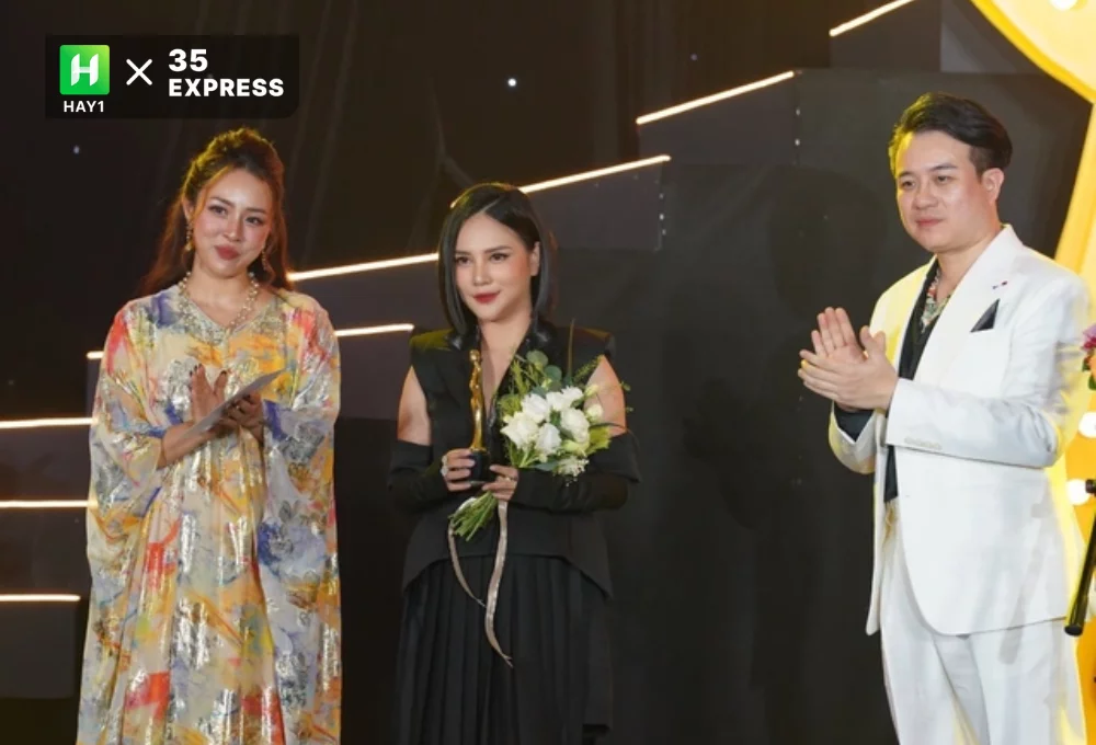 Nhà thiết kế Lê Nguyễn Nhật Linh (giữa) nhận vinh danh “Nhà thiết kế trang sức của năm”