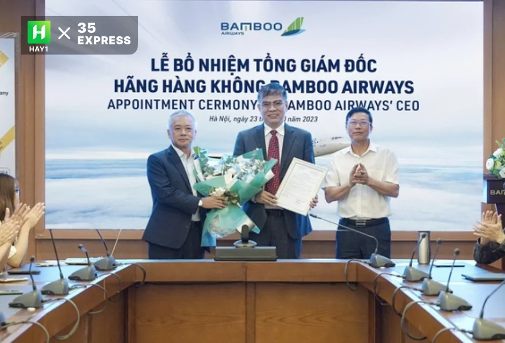 Tân Tổng Giám đốc Bamboo Airways Lương Hoài Nam (giữa) nhận Quyết định bổ nhiệm và hoa từ Chủ tịch HĐQT Bamboo Airways Lê Thái Sâm (ngoài cùng bên phải) và Phó Chủ tịch Thường trực HĐQT Phan Đình Tuệ