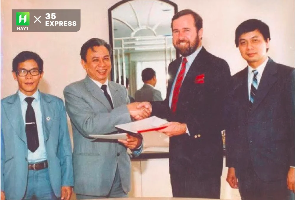 Mai Liêm Trực (ngoài cùng bên trái) ký kết Hợp đồng liên doanh sản xuất viba số giữa Tổng cục Bưu điện với Hãng AWA (Australia)