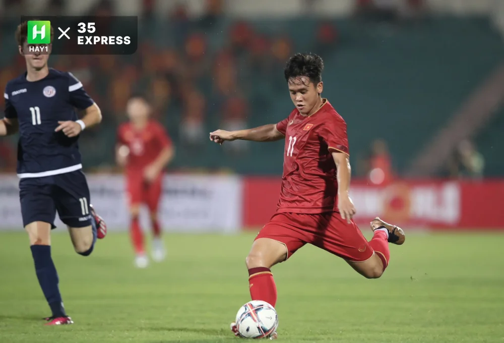 Minh Trọng (trái) đi bóng dũng mãnh ở trận thắng U22 Lào 2-0
