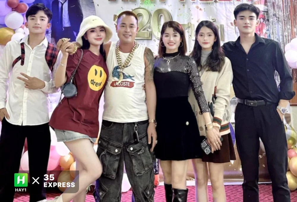 Nguyễn Quỳnh Phương (áo đỏ) bên bố mẹ và các em