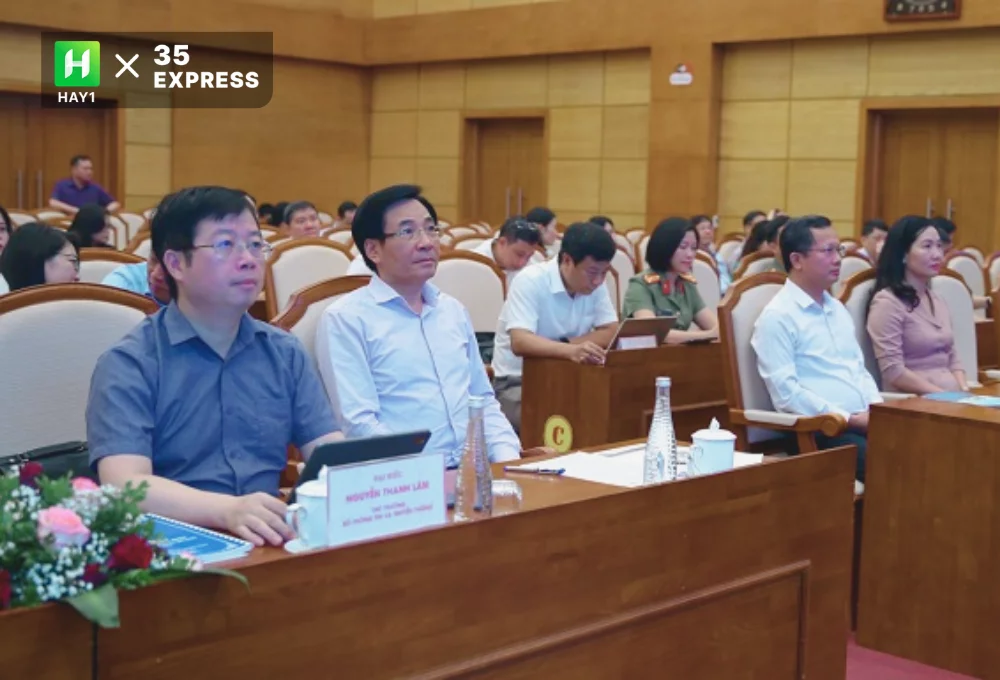 Thứ trưởng Bộ Thông tin và Truyền thông Nguyễn Thanh Lâm (bên trái) cùng các đại biểu tham dự hội nghị.