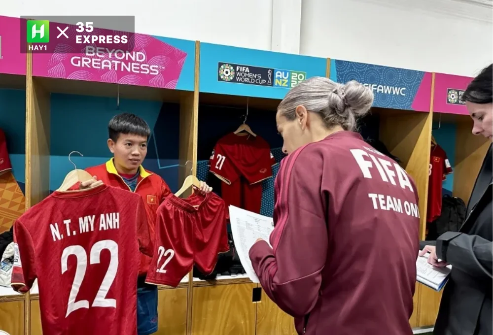 Nguyễn Thị Mỹ Anh kiểm tra áo đấu với nhân viên FIFA