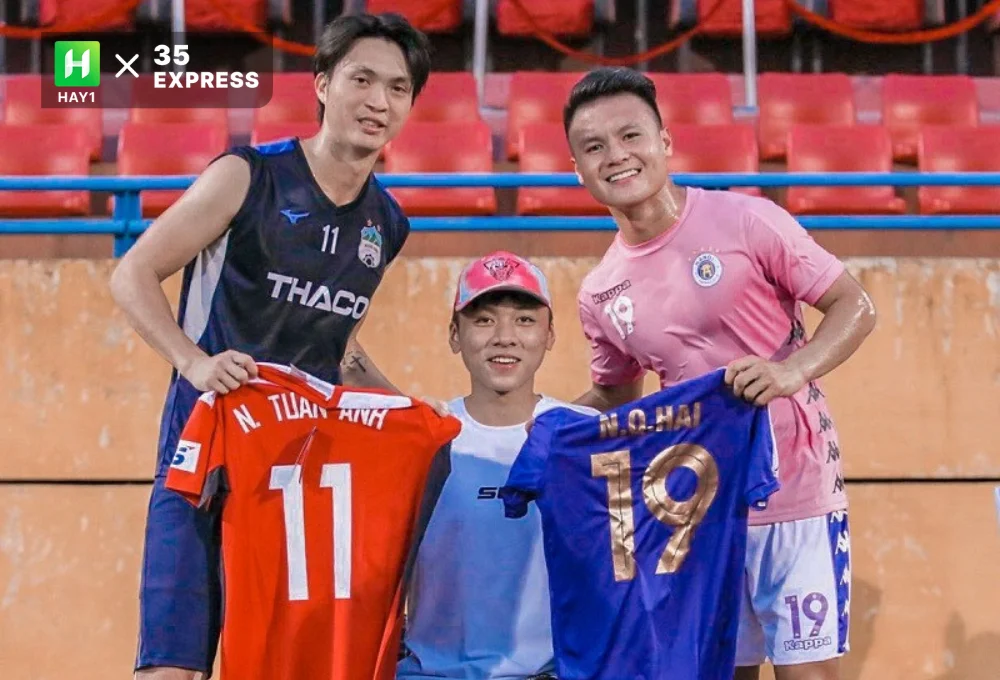 Tuấn Hưng được cầu thủ Quang Hải và Tuấn Anh tặng áo