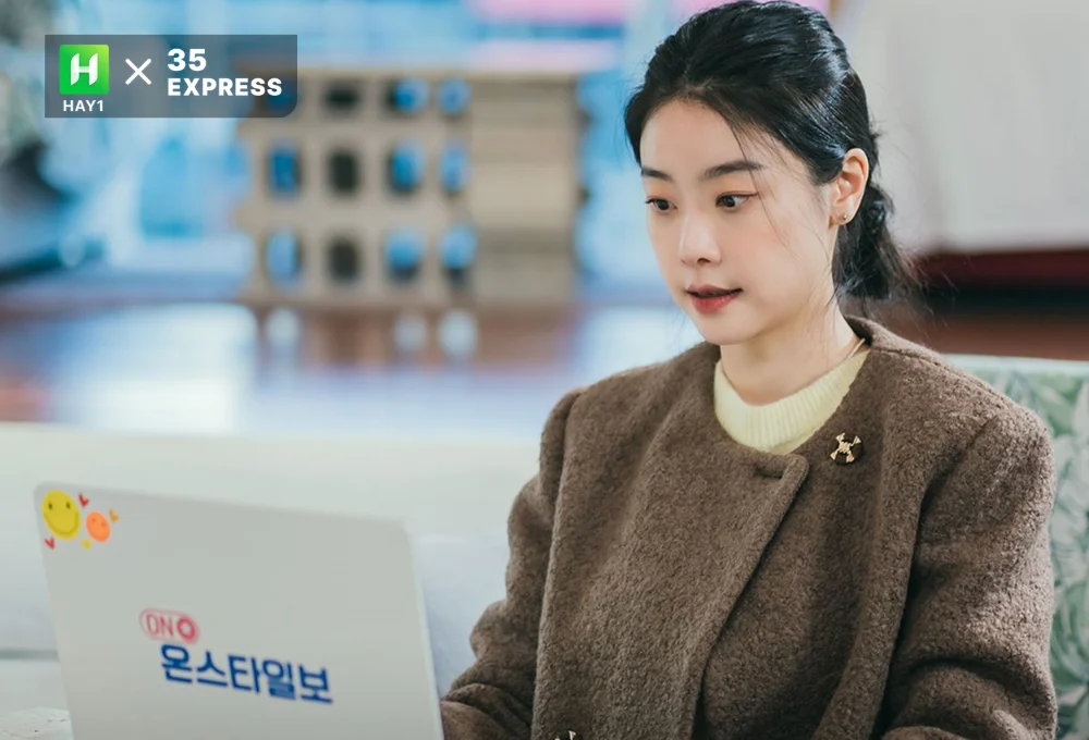 Tạo hình nữ phóng viên của Sojin phim Shooting stars