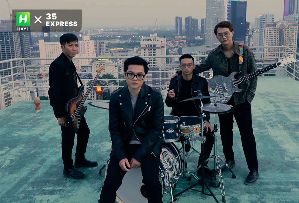 (Từ trái sang) Nhóm nhạc Chillies gồm các thành viên Văn Phước (Bassist), Trần Duy Khang (Singer/Songwriter), Sĩ Phú (Drummer/Producer), Nhím Biển (Guitarist/Producer)