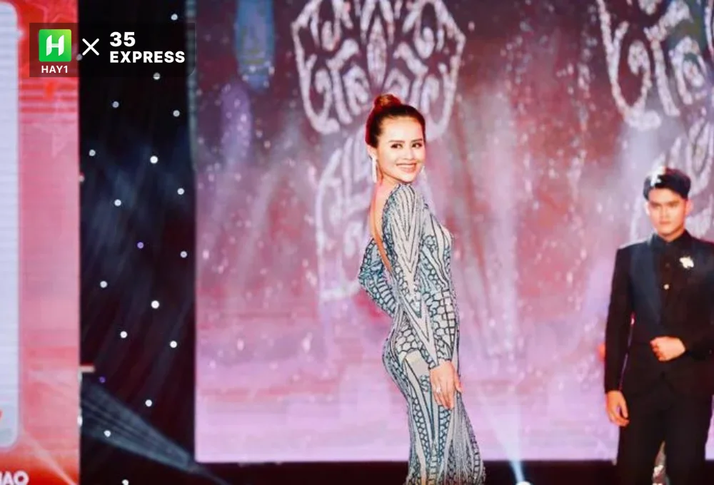 Á khôi 1 Cao Thị Tuyết trên sân khấu Miss Hutech
