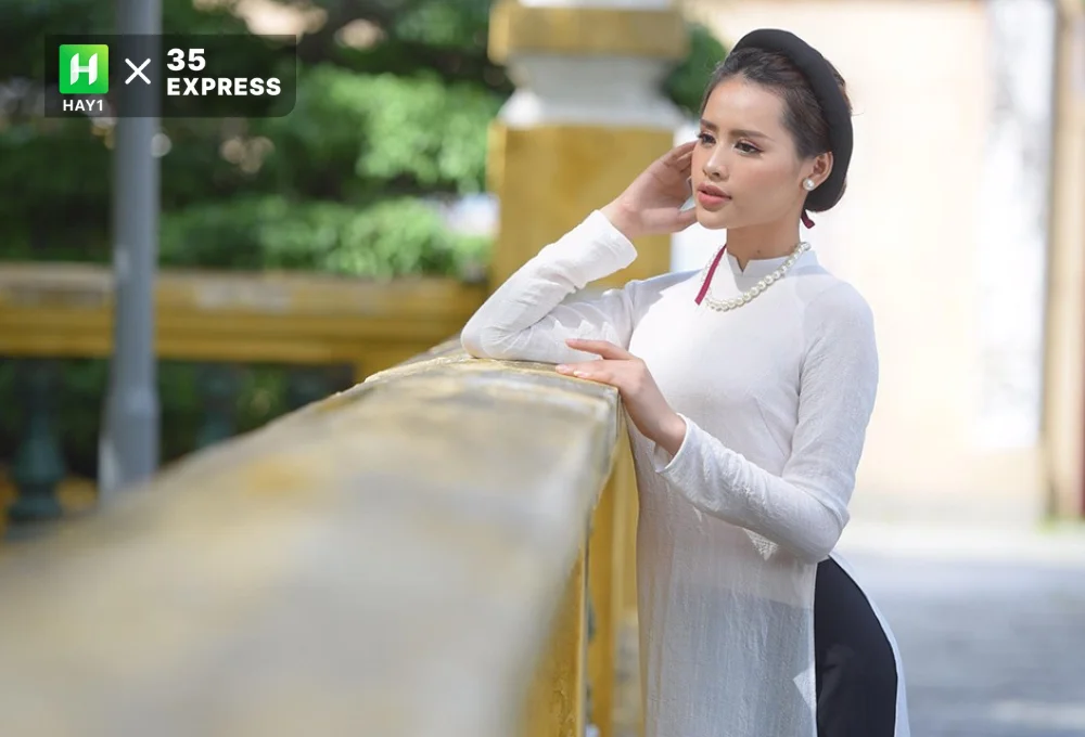 Cao Thị Tuyết có gương mặt đẹp dịu dàng với áo dài trắng mộc mạc
