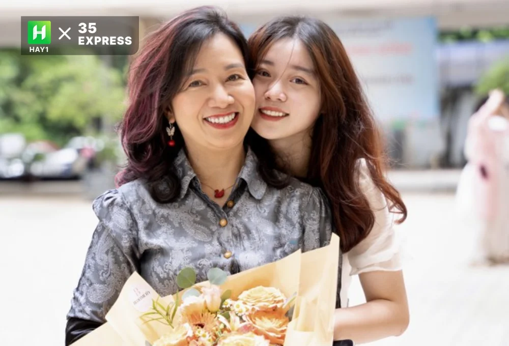 Hoàng Phương Anh chụp ảnh với Giám đốc trung tâm Phát triển giáo dục và Công nghệ số EDC