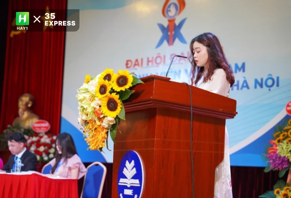 Hoàng Phương Anh phát biểu tại một kì đại hội sinh viên