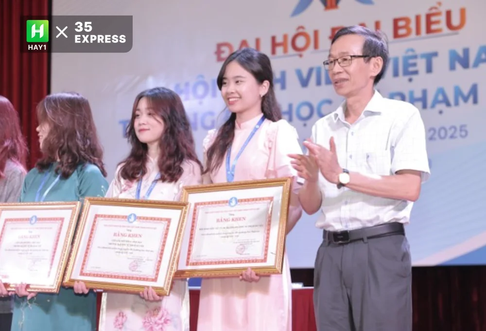 Hoàng Phương Anh (thứ ba từ phải sang) nhận Bằng khen của Hội Sinh viên Việt Nam thành phố Hà Nội