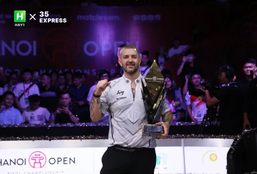 Tay cơ Jayson Shaw nâng cúp vô địch Hanoi Open Pool Championship 2023