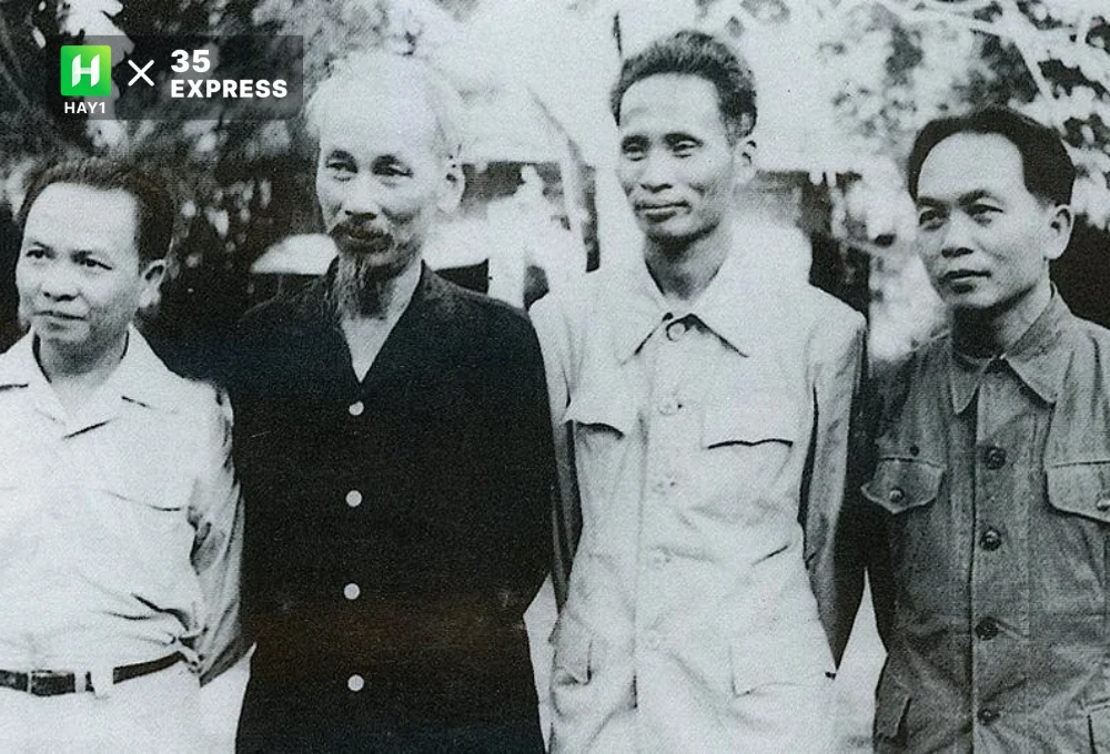 Chủ tịch Hồ Chí Minh và các đồng chí Trường Chinh, Phạm Văn Đồng, Võ Nguyên Giáp tại Chiến khu Việt Bắc