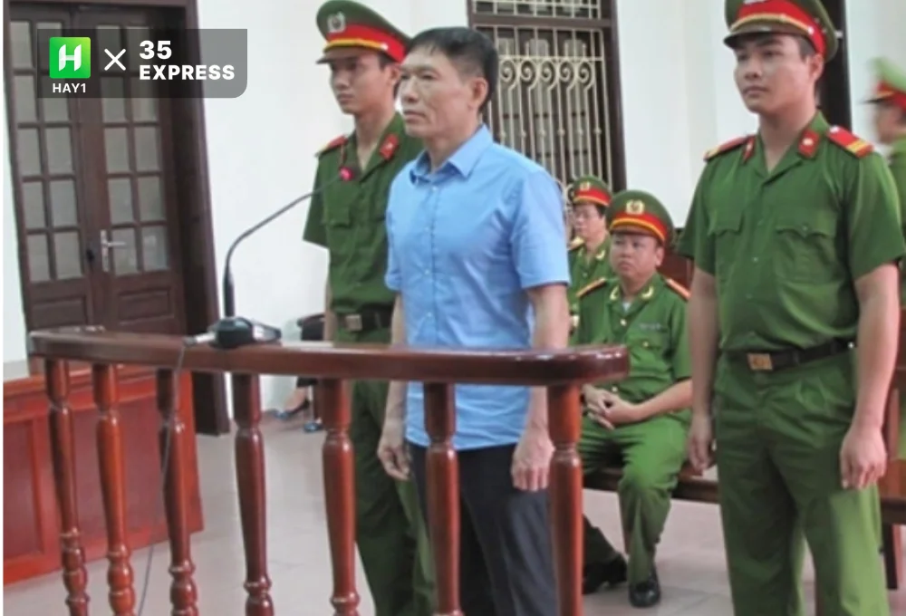 Bị cáo Dương Tự Trọng ra tòa trong sơ mi xanh hồi năm 2014