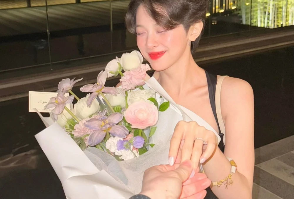 Nguyễn Lê Hà My chia sẻ bức ảnh được bạn trai người Hàn cầu hôn lên trang cá nhân.