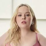 Nicola Coughlan là ai? Cảnh nóng của nữ diễn viên gây sốt màn ảnh nhỏ