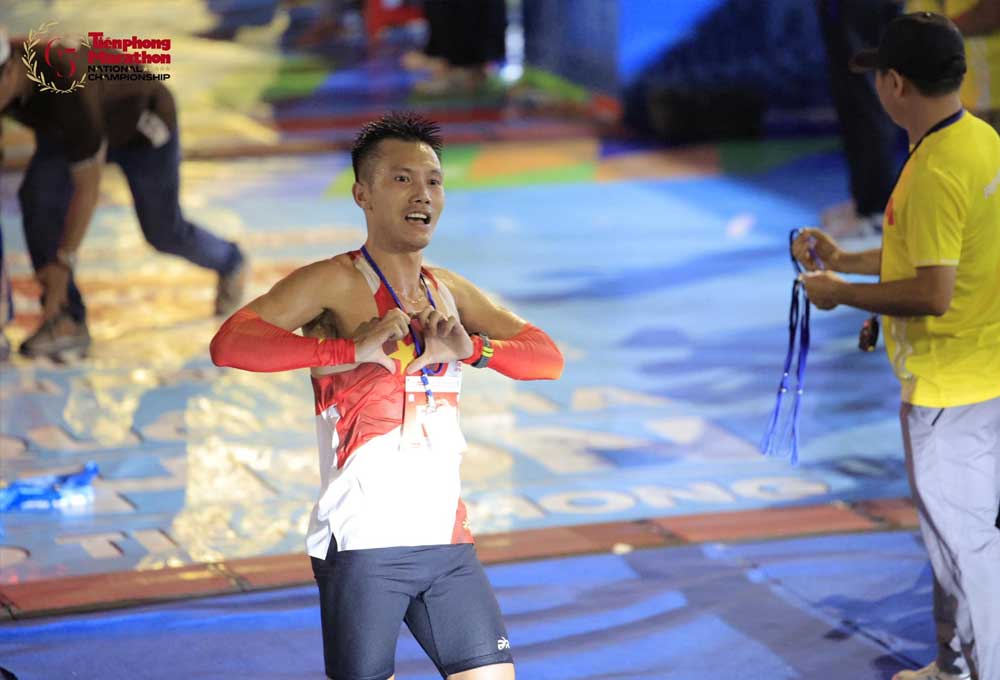 Hon-10-lan-vo-dich-Do-Quoc-Luat-tro-thanh-ky-luc-gia-chay-Viet-da 2
