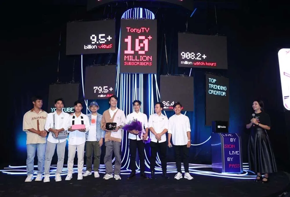 Chang-trai-que-voi-niem-dam-me-thanh-Youtuber