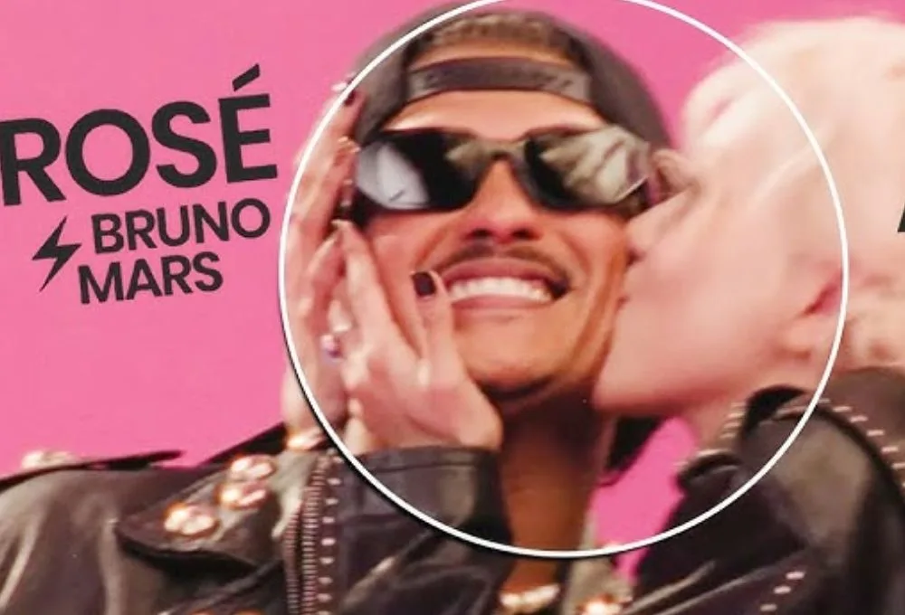 Rosé hôn Bruno Mars trong MV APT.