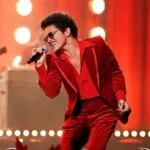 Bruno Mars là ai? Nụ hôn gây sốc với Rosé BlackPink trong MV APT.