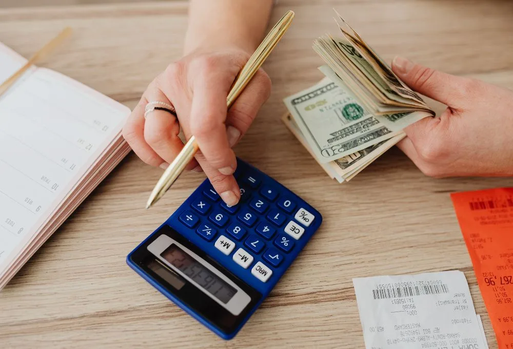 Áp dụng cú hích trong quản lý tài chính