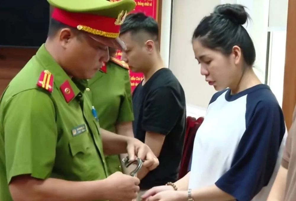 Sốc: Quang Linh Vlogs và Hằng Du Mục bị bắt tạm giam