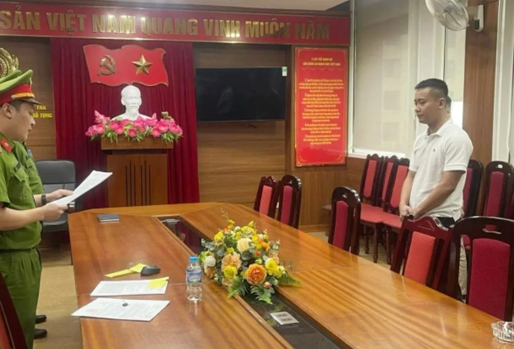 Sốc: Quang Linh Vlogs và Hằng Du Mục bị bắt tạm giam