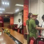 Sốc: Quang Linh Vlogs và Hằng Du Mục bị bắt tạm giam
